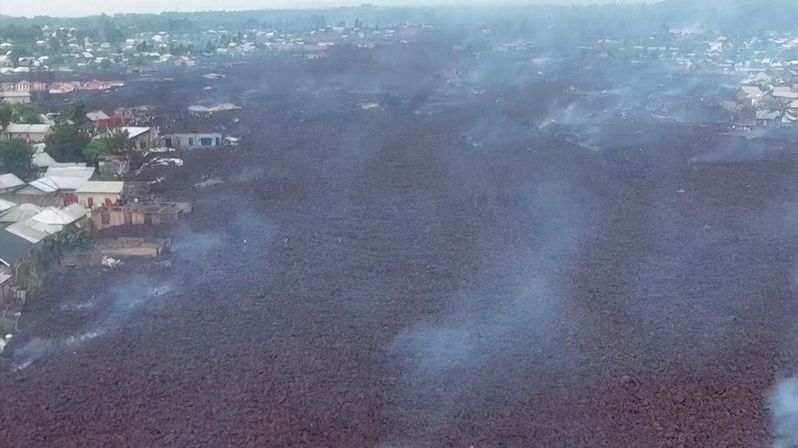 Letecké záběry: Láva z vybuchlé sopky se rozlila v konžském městě